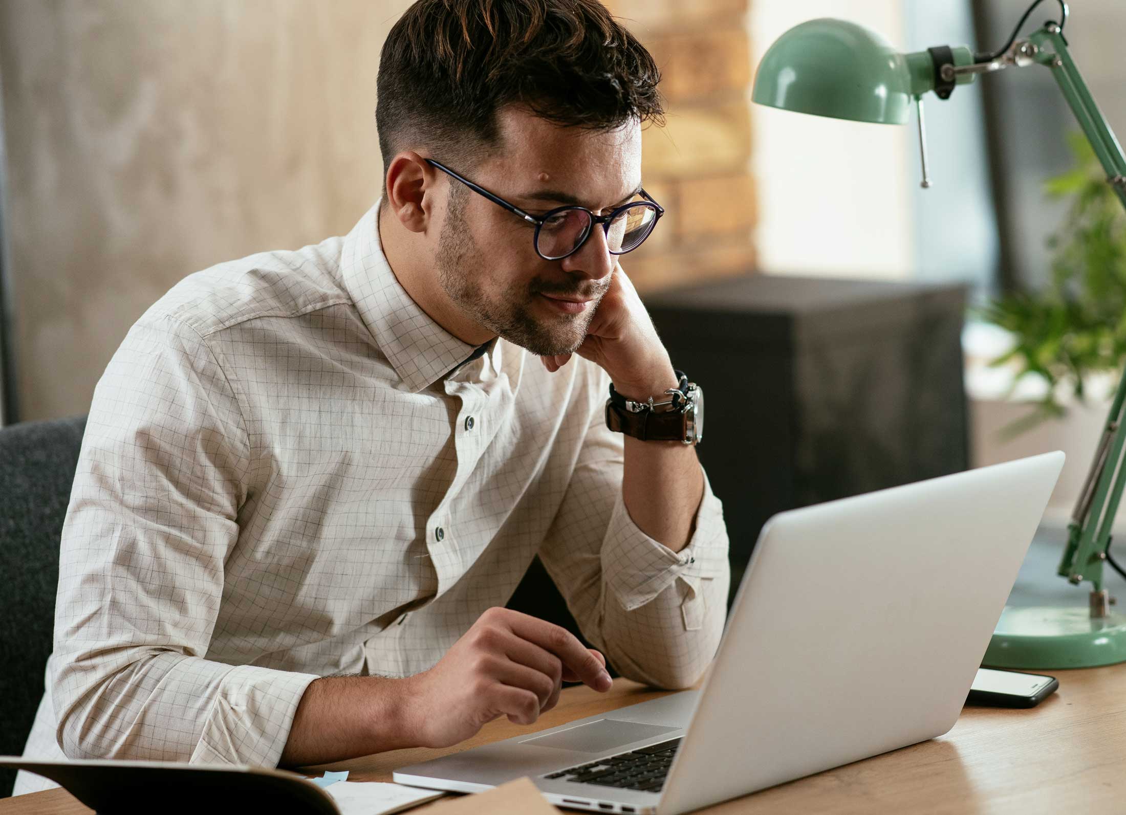 Führungskräft nutzt digitale Lernplattform für Weiterbildung