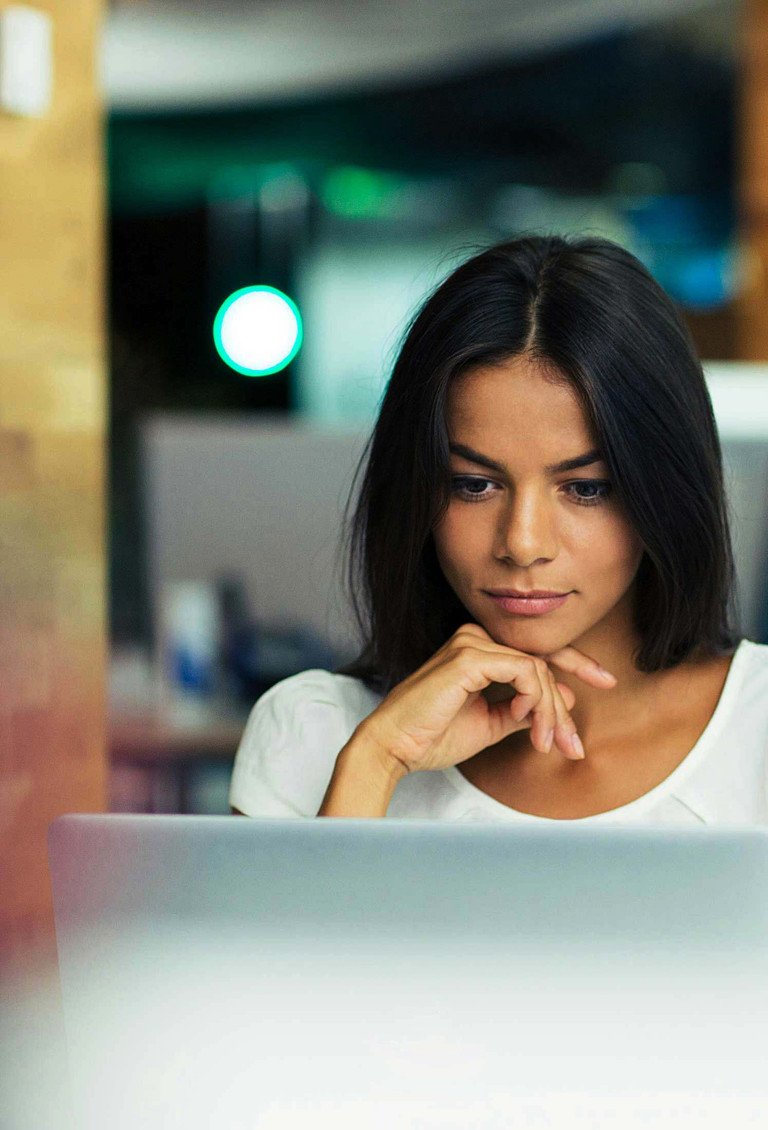 Mitarbeiterin absolviert digitale Compliance Schulung am Laptop