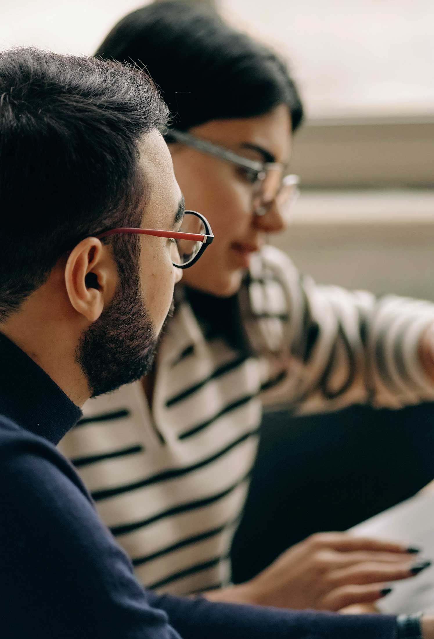 Neue Mitarbeitende beim digitalen Onboarding im Unternehmen